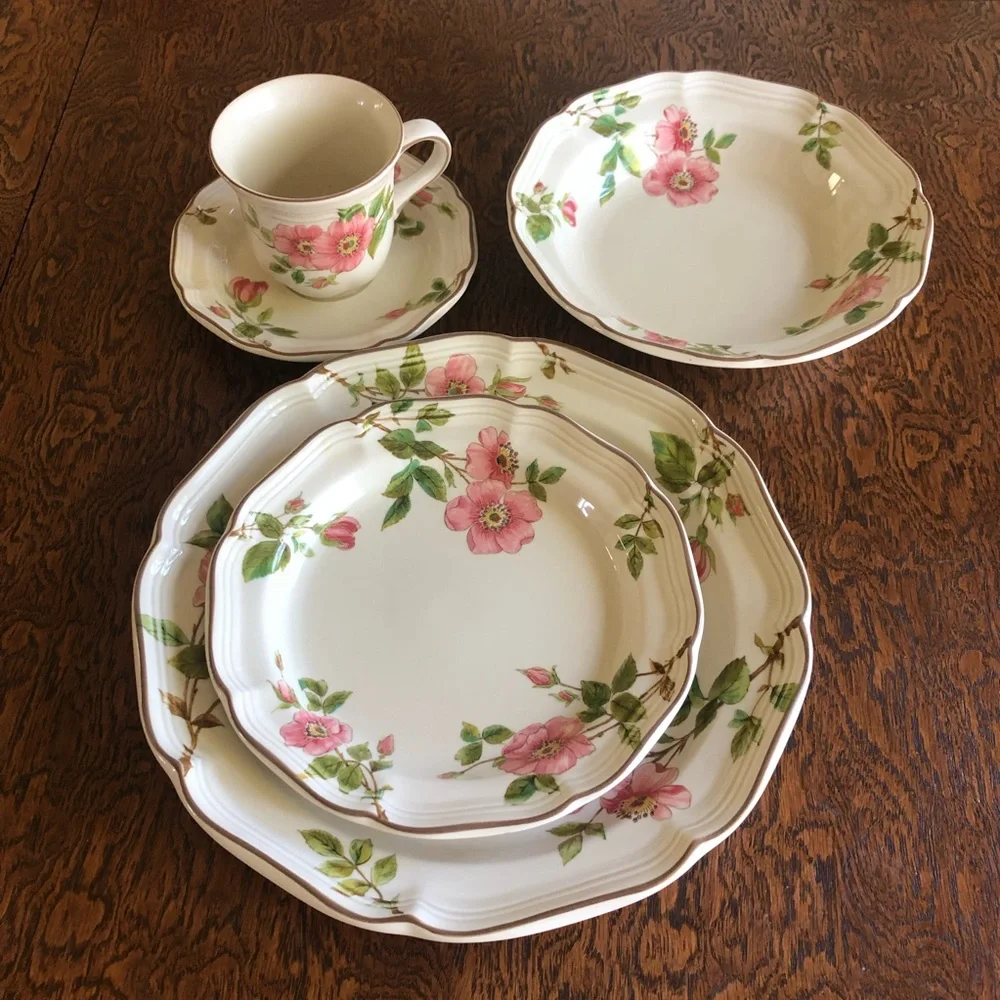 Estate. Mikasa Heritage Pink and White Dinnerware Floral Design - Picture 1 of 14
